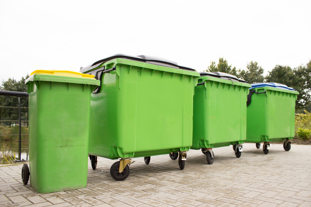 Jakie korzyści niesie przeznaczenie kontenerów na śmieci w budownictwie?